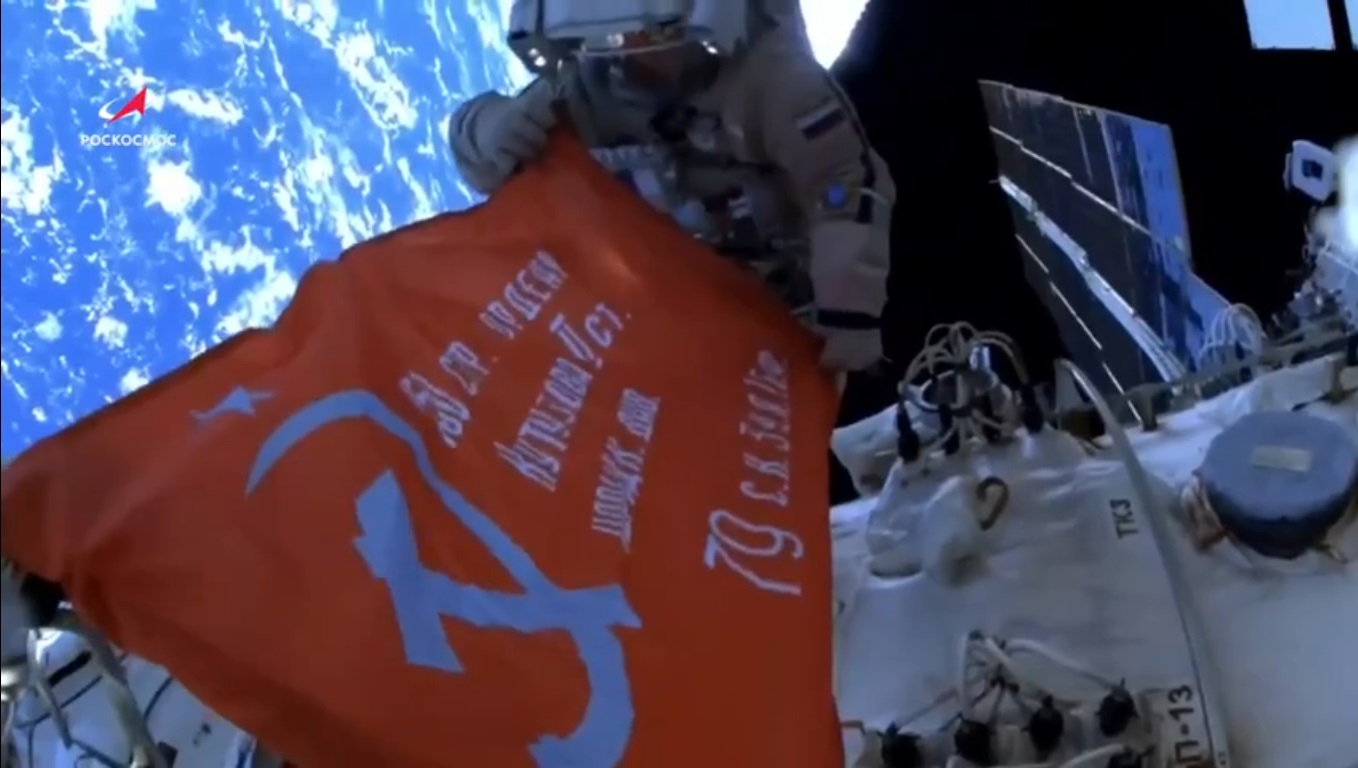 Российские космонавты Олег Артемьев и Денис Матвеев развернули Знамя Победы в открытом космосе 